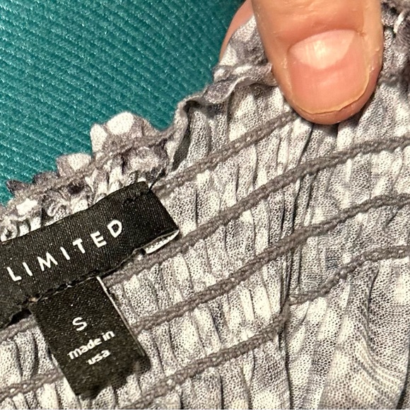 THE LIMITED - Women’s STRETCH TOP short sleeve RUFFLE Sz S Dots - NEUTRA… - Picture 4 of 8